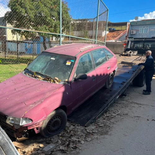 Operação remove cinco veículos abandonados das ruas do bairro Colorado, em Volta Redonda